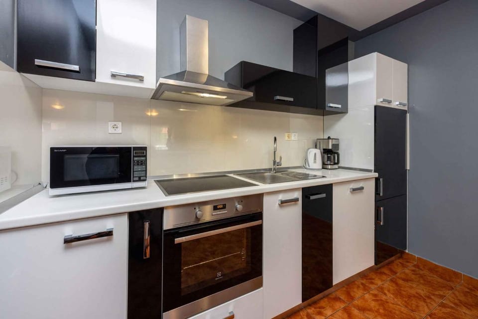 Coffee/tea facilities, microwave