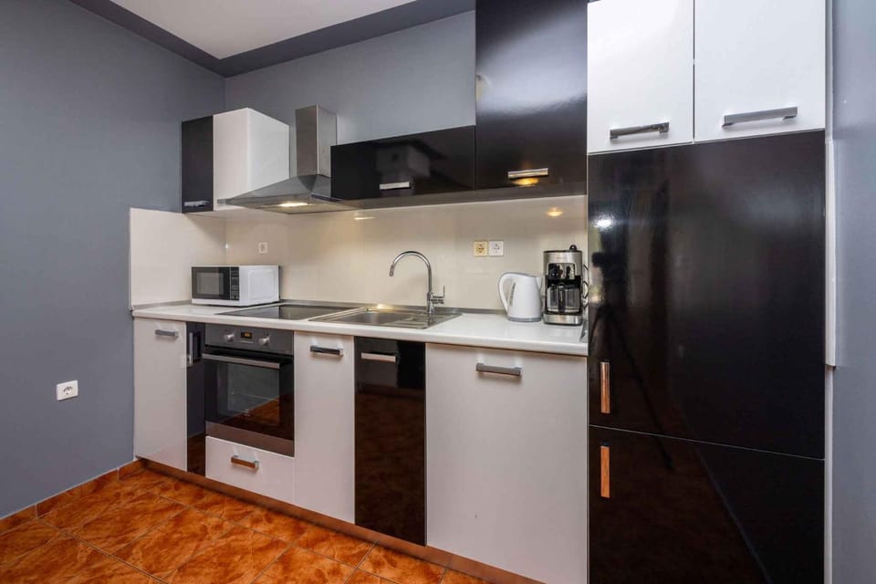 Coffee/tea facilities, microwave