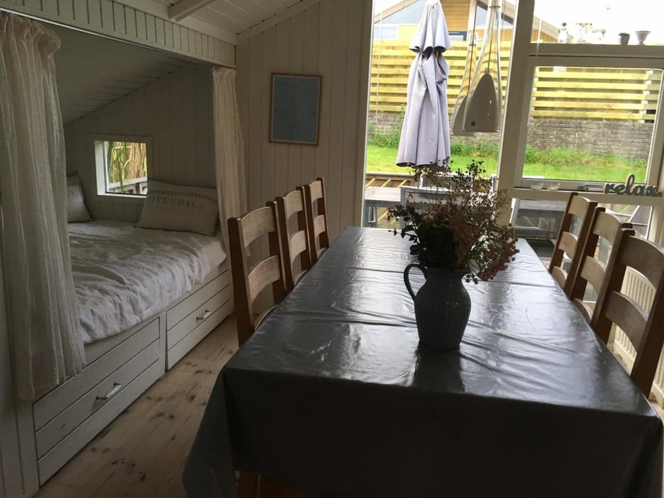 Bed, Dining area