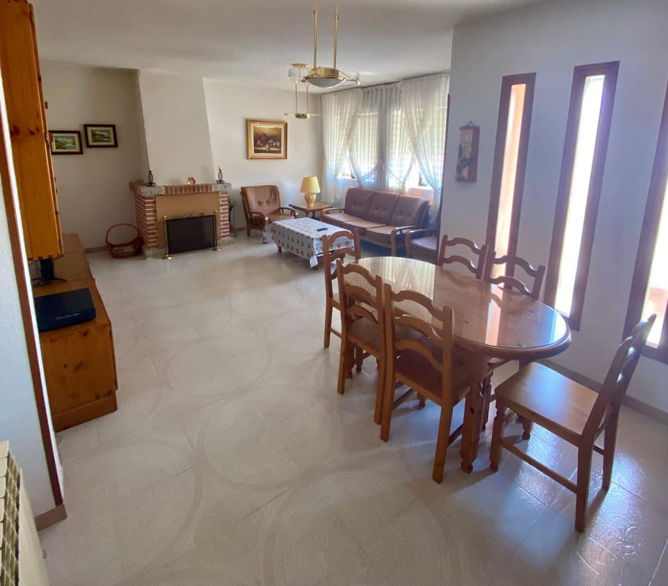 Living room, Seating area, Dining area, Meeting/conference room