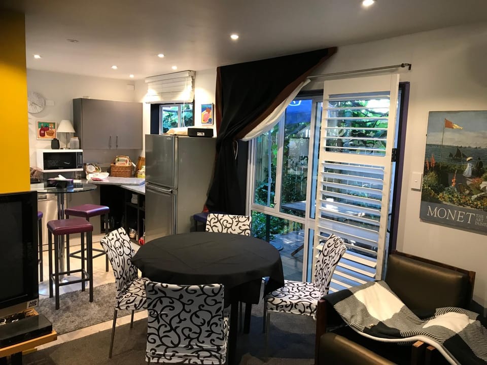 Pryor Haven Chalet Green Retreat in a Lovely Place Chalet in Christchurch