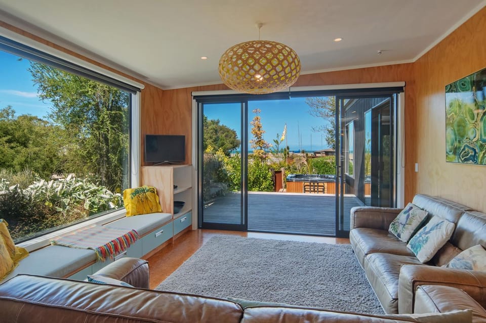 Bach7 by the Sea - Spa Pool, Views, Walk to Beach! House in Mārahau