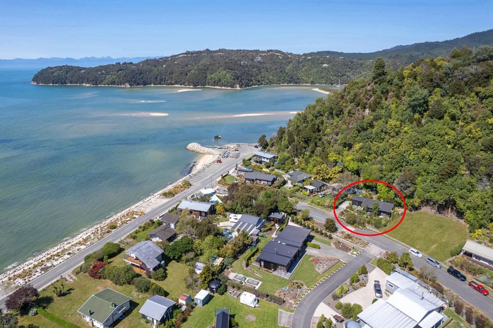 Nearby landmark, Neighbourhood, Bird's eye view, Sea view, Street view, Location