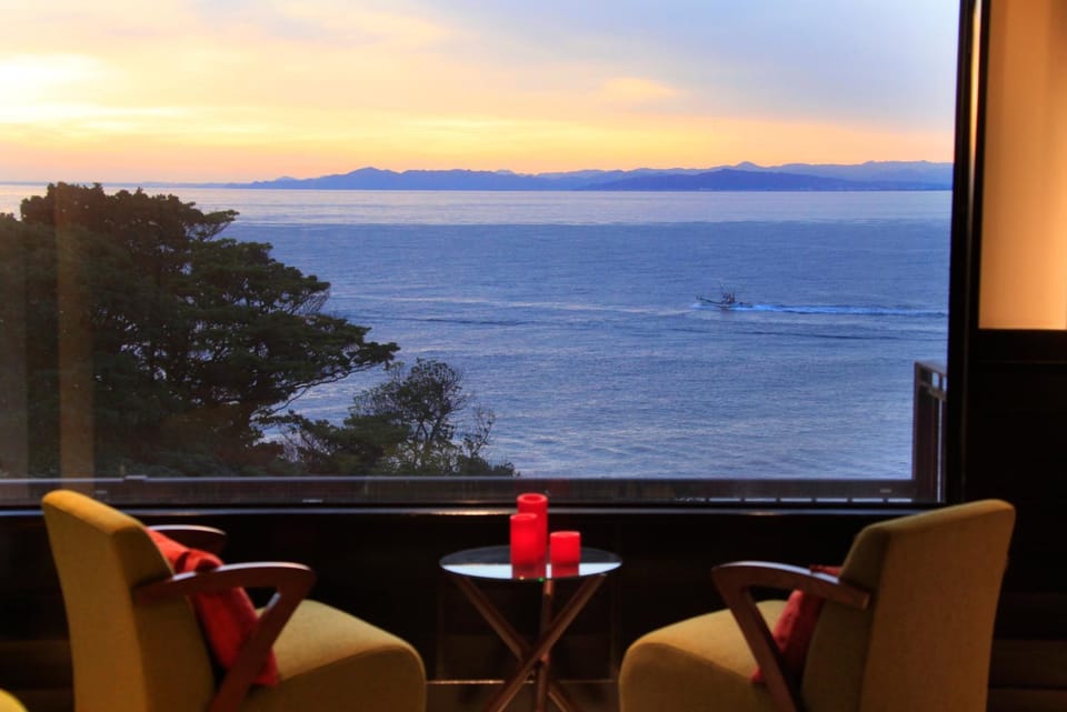Communal lounge/ TV room, Sea view, Sunset