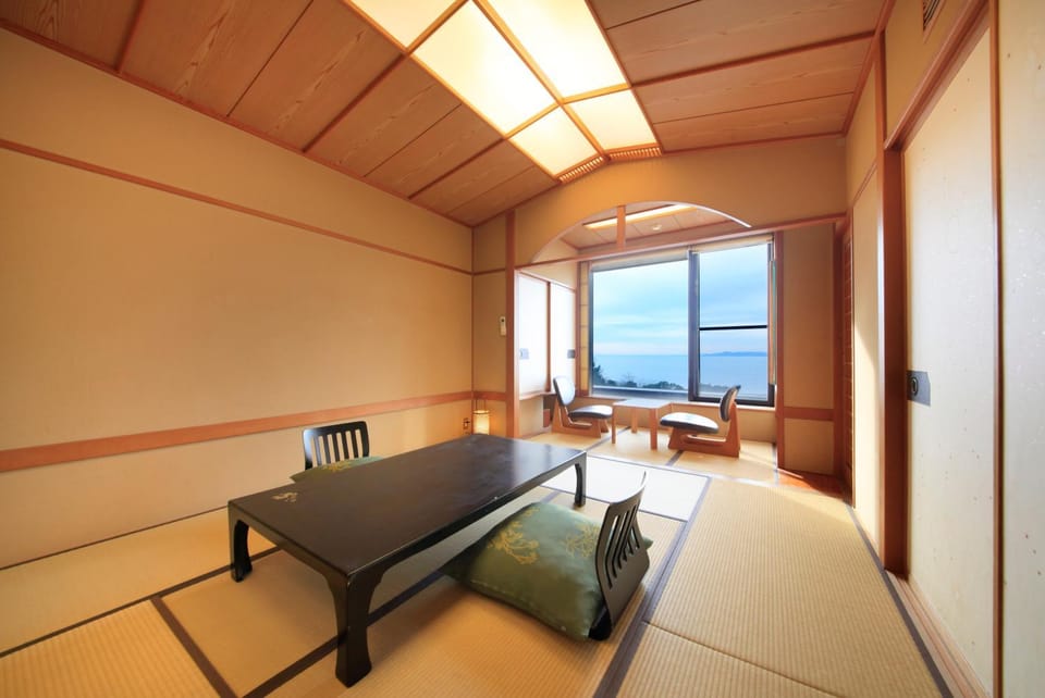 Photo of the whole room, Sea view