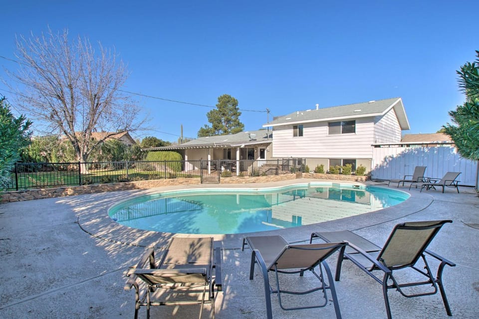 Poolside Relaxation: Upscale Gem 3 Mi to Old Town! House in Scottsdale