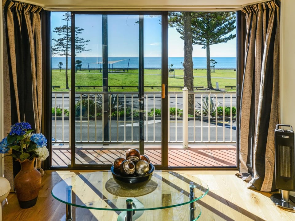 Marine Parade Magic - Napier Holiday Home House in Napier