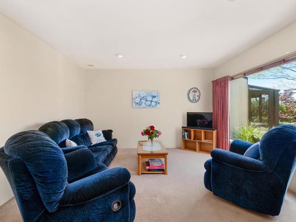 Mokoia Sunrise - Lakefront Ngongotaha Holiday Home House in Rotorua