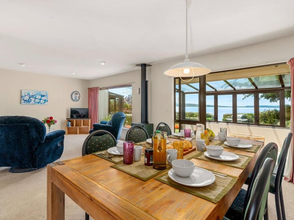 Mokoia Sunrise - Lakefront Ngongotaha Holiday Home House in Rotorua
