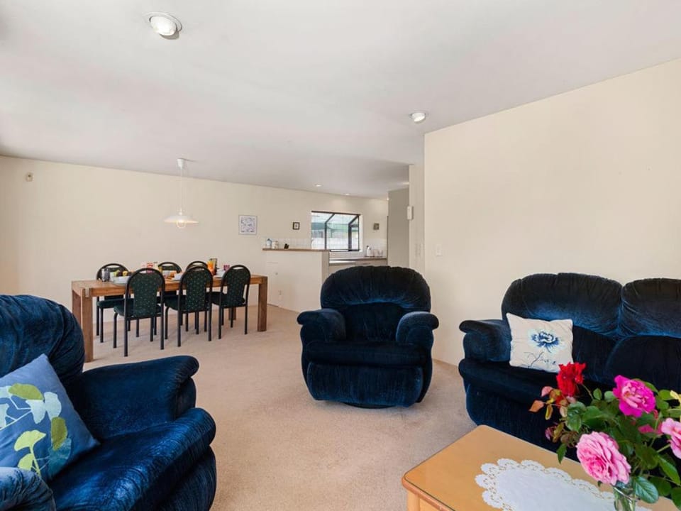Mokoia Sunrise - Lakefront Ngongotaha Holiday Home House in Rotorua
