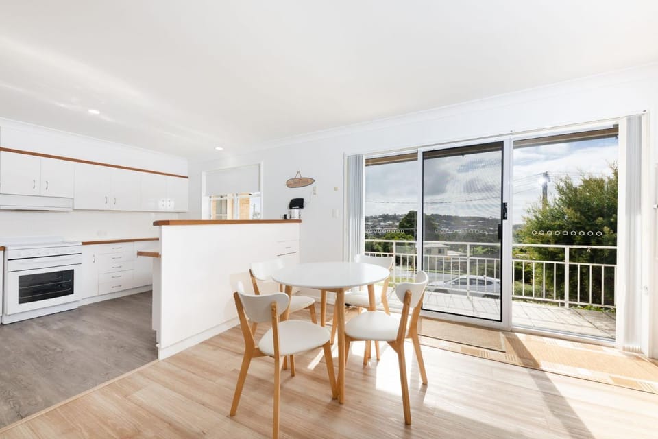 View (from property/room), Balcony/Terrace, Kitchen or kitchenette, Dining area, stove
