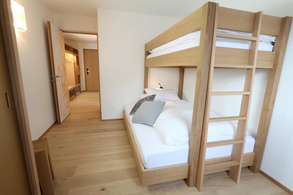 Bedroom, bunk bed