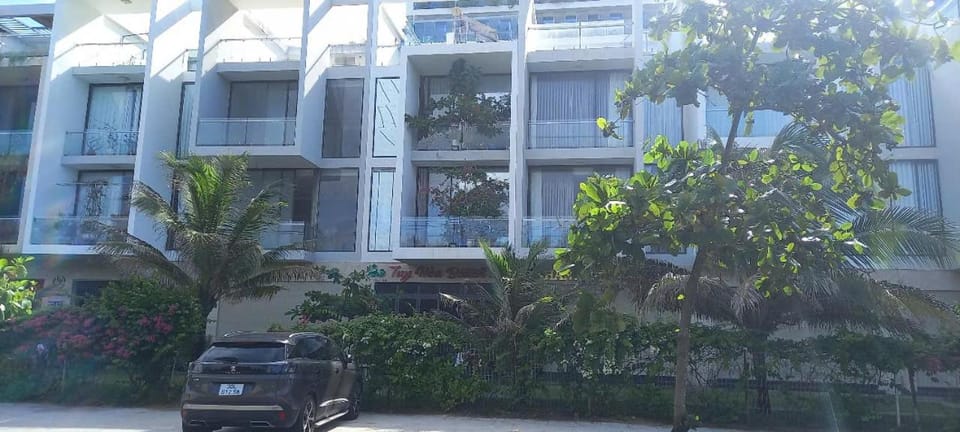 Property building, Day, Garden, Garden view, Parking