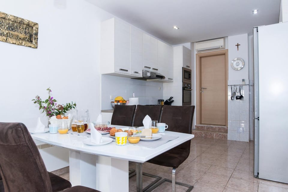 Apartman LUKA Vila Vesa Promajna with garden garage optical internet Apartment in Split-Dalmatia County