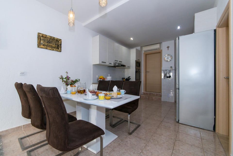 Apartman LUKA Vila Vesa Promajna with garden garage optical internet Apartment in Split-Dalmatia County