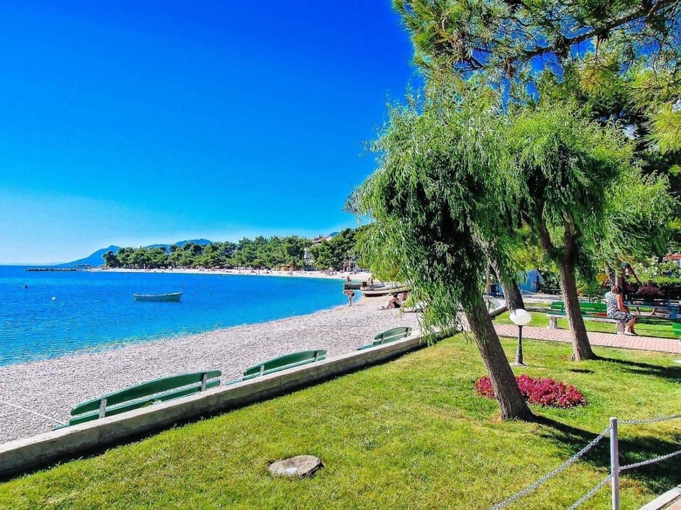 Apartman LUKA Vila Vesa Promajna with garden garage optical internet Apartment in Split-Dalmatia County