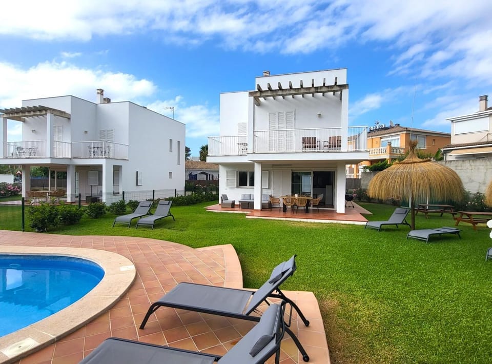 Patio, Garden view, Swimming pool, sunbed