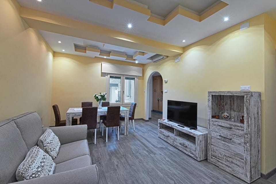 TV and multimedia, Living room, Dining area