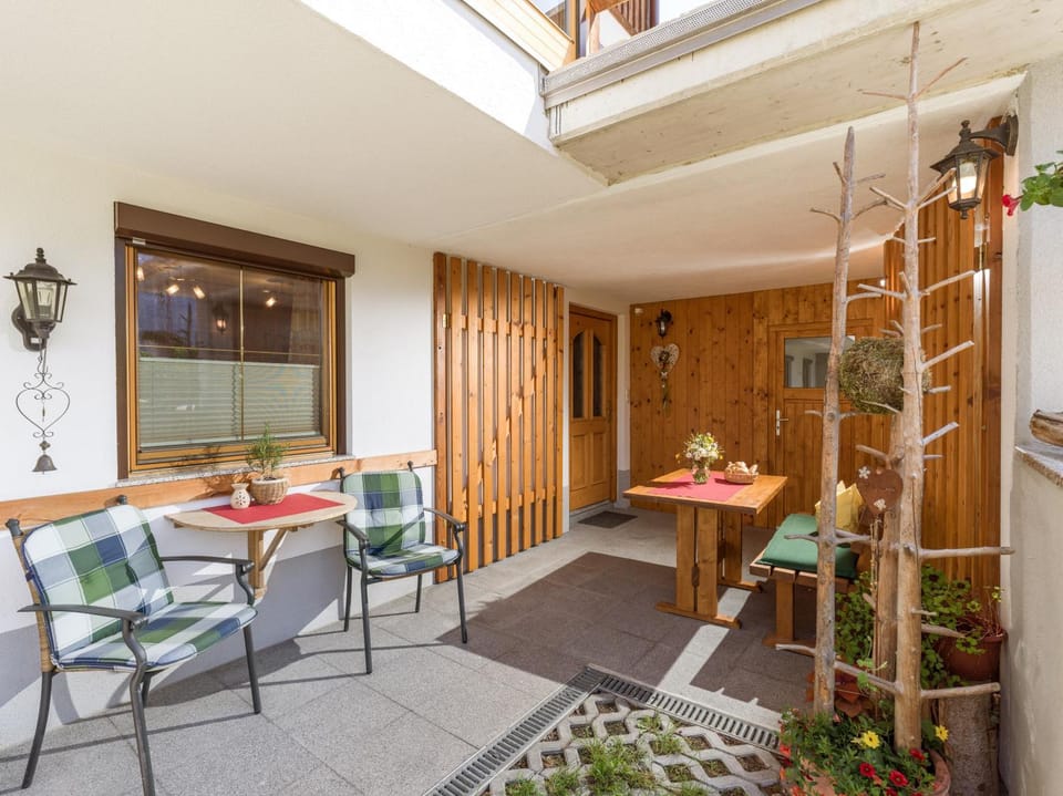 Patio, Restaurant/places to eat, Spring, Day, Balcony/Terrace, Seating area
