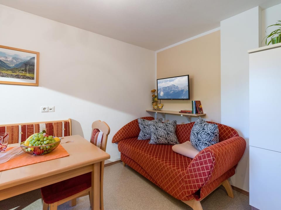 TV and multimedia, Kitchen or kitchenette, Living room, Seating area