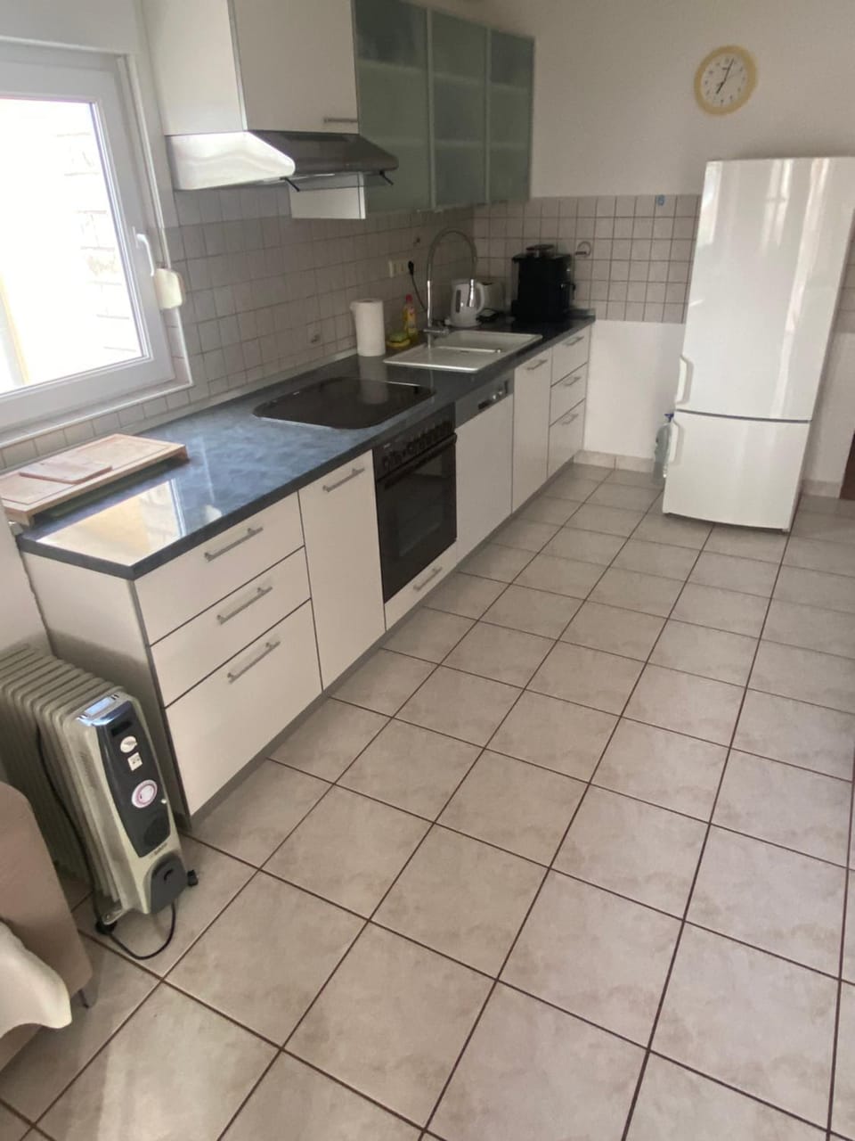Kitchen or kitchenette, dishwasher, stove
