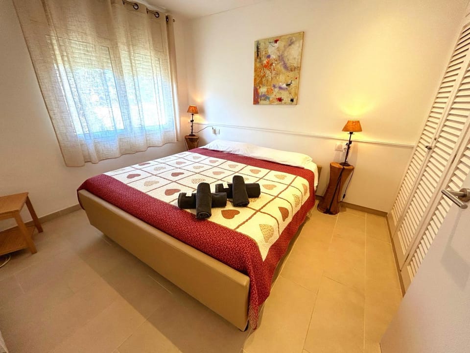 Bed, Photo of the whole room, Bedroom, towels