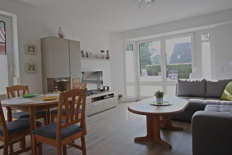 Living room, Dining area, pet friendly
