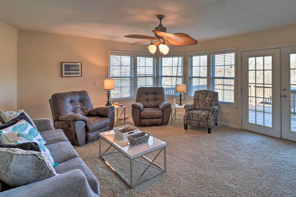 Fisherman-Friendly Bull Shoals Escape on Lakefront House in Bull Shoals