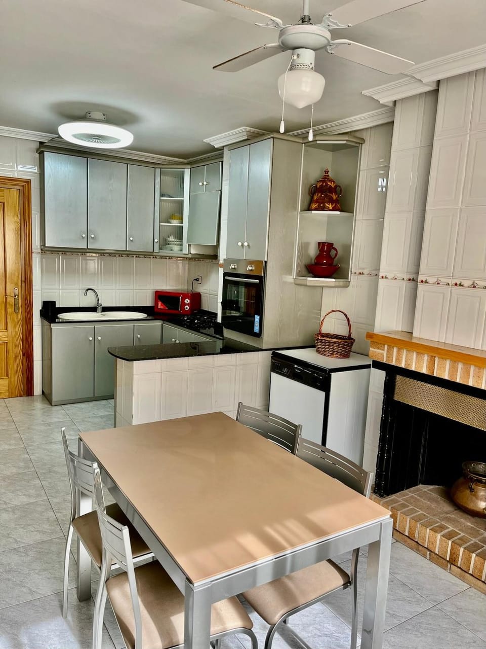 Kitchen or kitchenette, Dining area, minibar, pet friendly