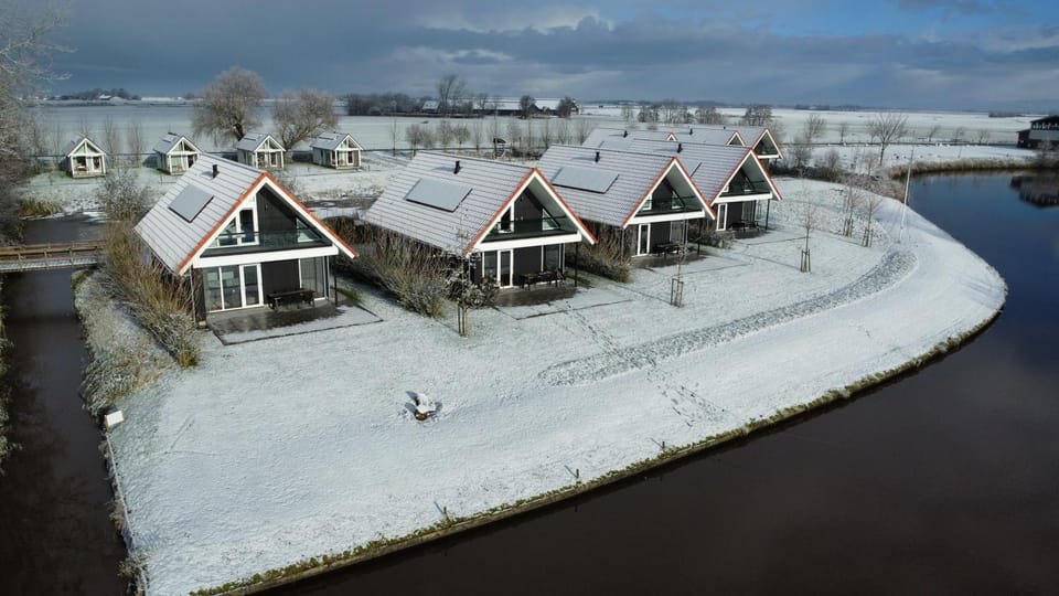 Vakantiehuis aan het water - vakantiepark de Schreiershoek Campground/ 
RV Resort in Friesland, Netherlands