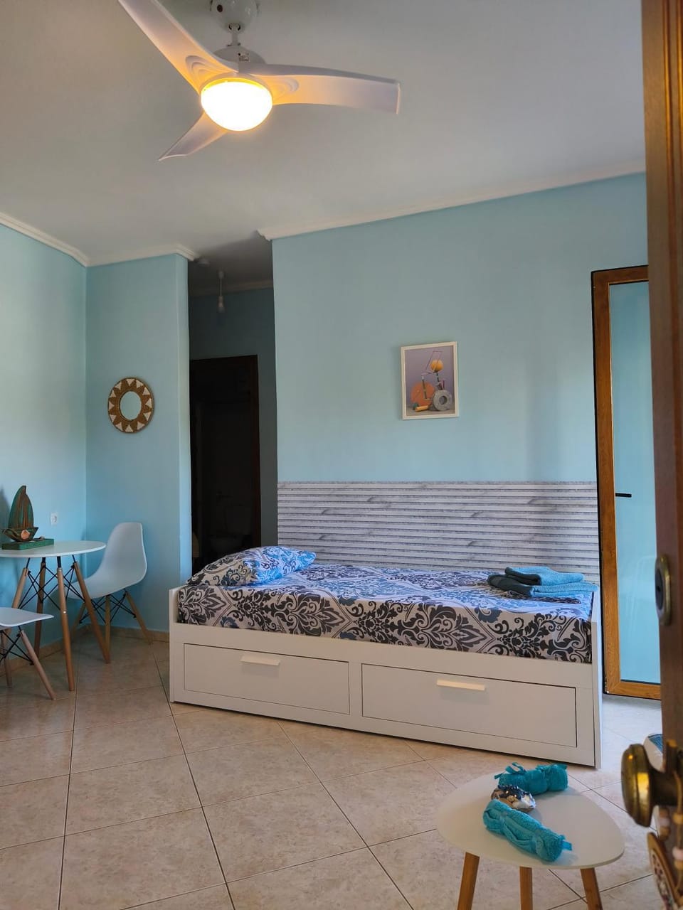 Bed, Living room, Seating area, Dining area