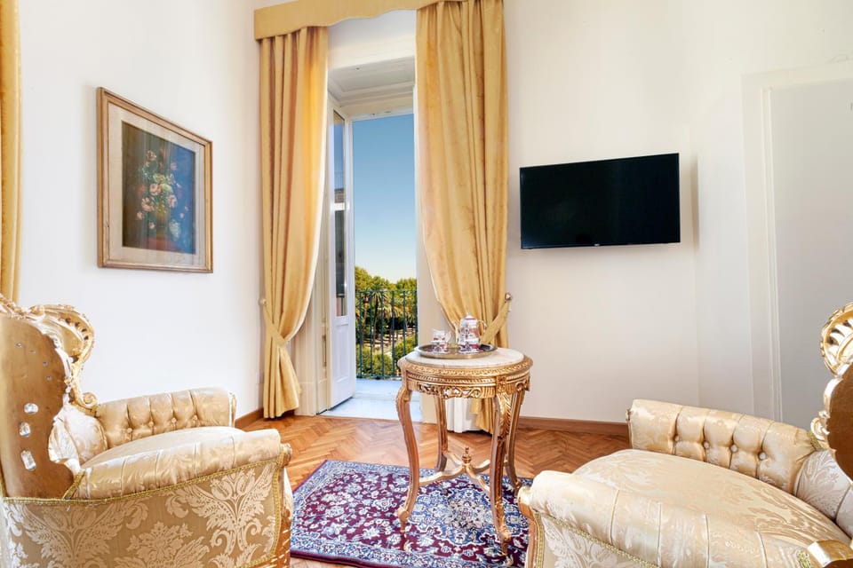 Balcony/Terrace, Living room, Photo of the whole room, Seating area, Bedroom, City view, Garden view, Landmark view