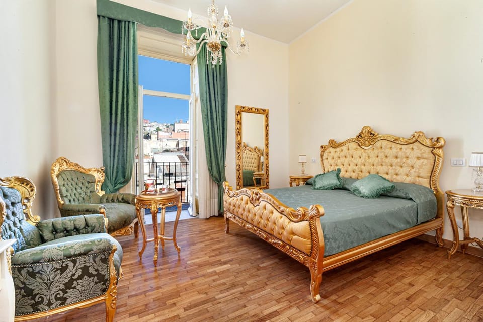 TV and multimedia, Living room, Photo of the whole room, Decorative detail, Seating area, Bedroom, City view