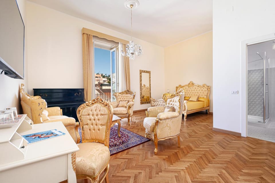 Living room, Photo of the whole room, Decorative detail, Seating area, Bedroom