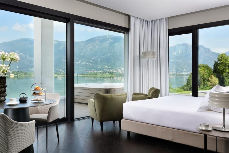 Bed, Natural landscape, Balcony/Terrace, Photo of the whole room, Bedroom, Lake view, Mountain view