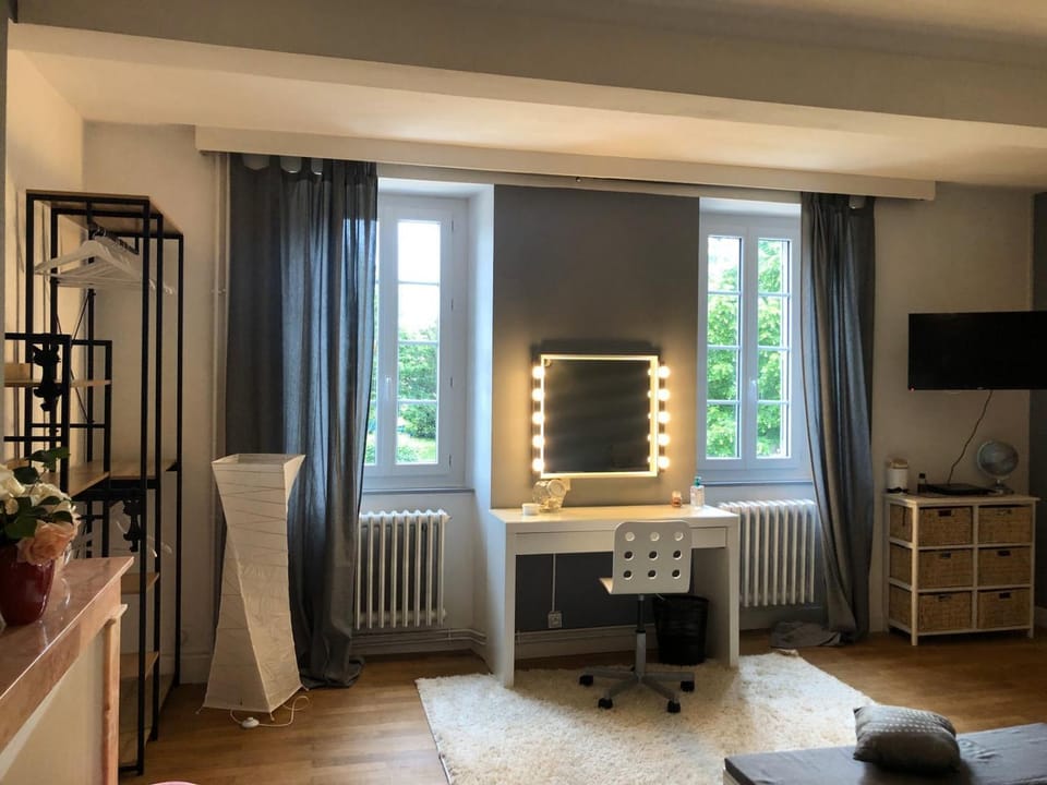 Chez Celine et Philippe chambre Marie dans propriété de charme avec piscine Vacation rental in Occitanie