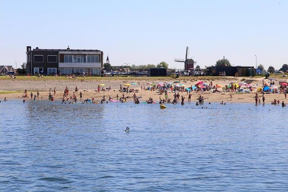 Neighbourhood, Beach