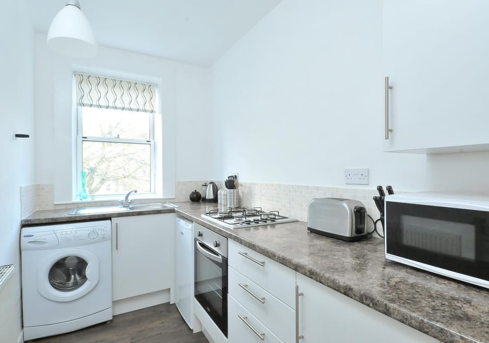 Property building, Bed, Kitchen or kitchenette, Bedroom