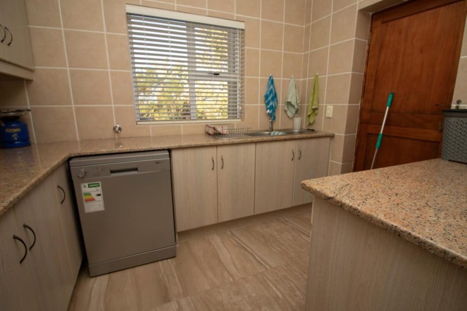 Kitchen or kitchenette, dishwasher