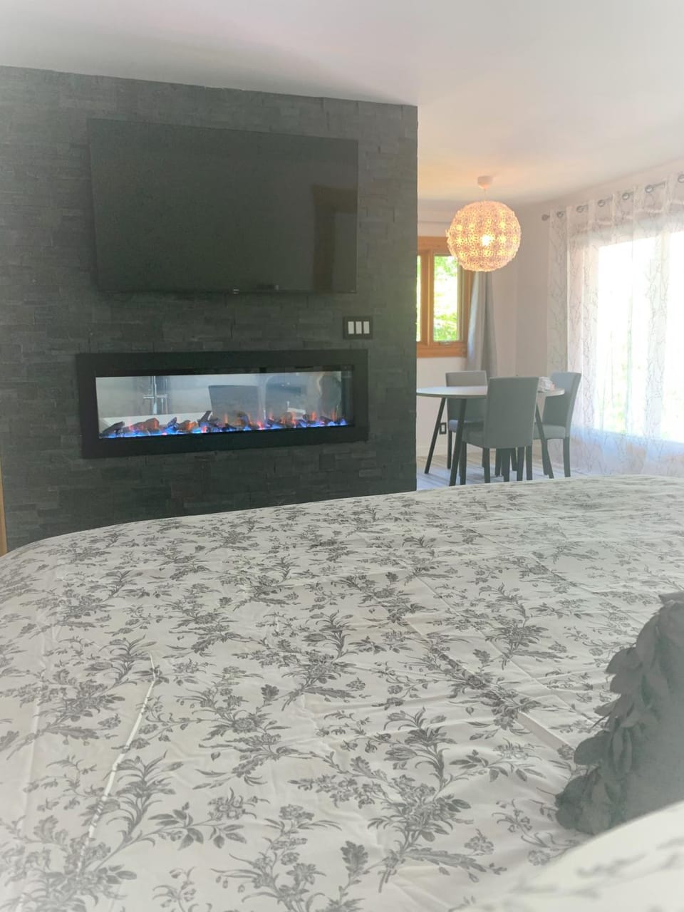 Bed, TV and multimedia, Photo of the whole room, Bedroom, Quiet street view, Bath, flat iron
