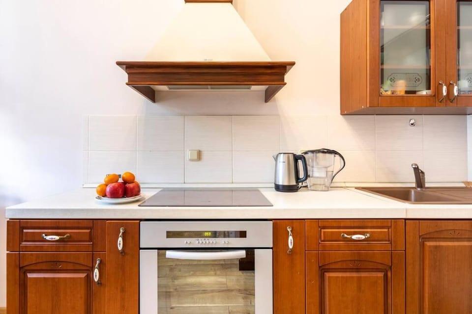 Kitchen or kitchenette, dishwasher, stove