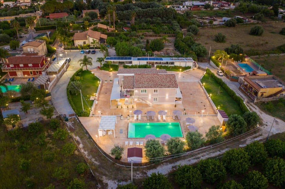 Property building, Bird's eye view, Swimming pool