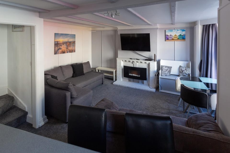 Ocean Apartment, 50 yds to Beach, Sleeps 10 House in Weymouth