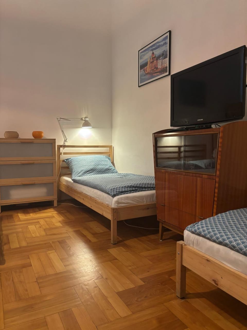 Bed, TV and multimedia, Photo of the whole room