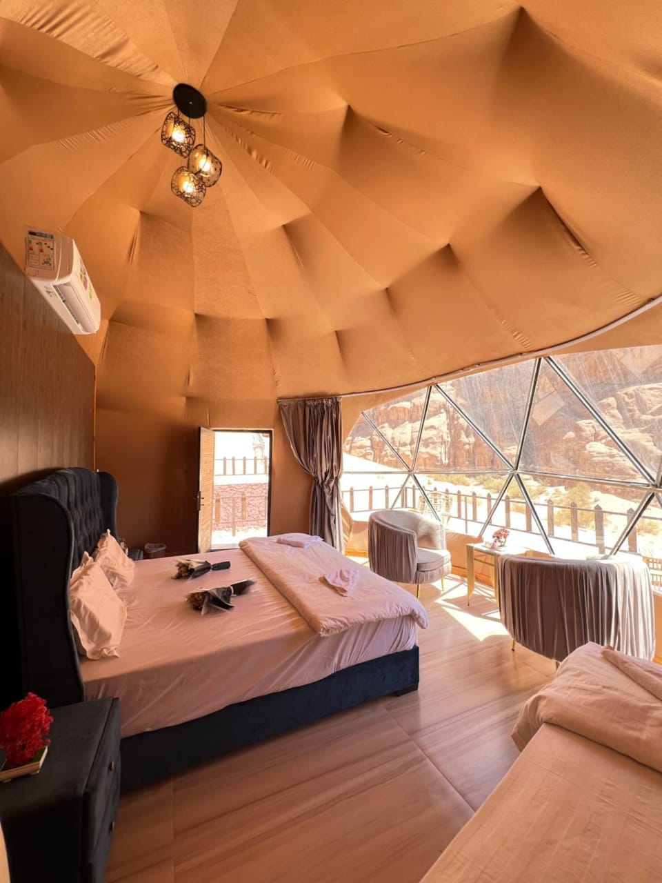 Bed, Photo of the whole room, Seating area, Bedroom, towels