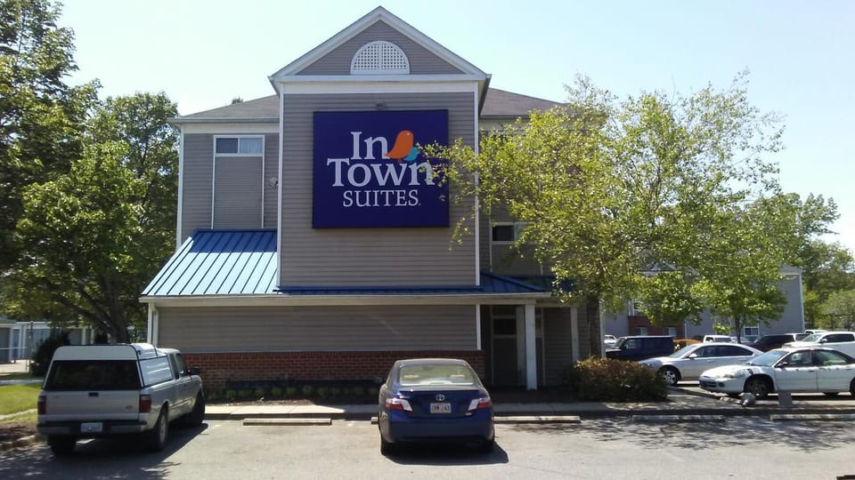 Property building, Facade/entrance, Location, Parking