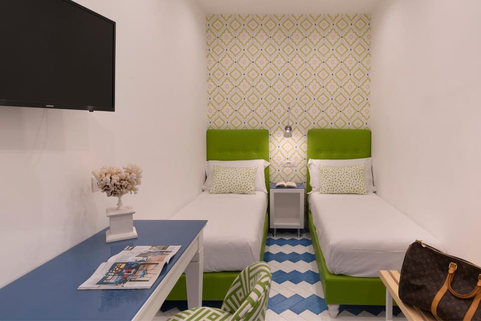 Bed, TV and multimedia, Photo of the whole room