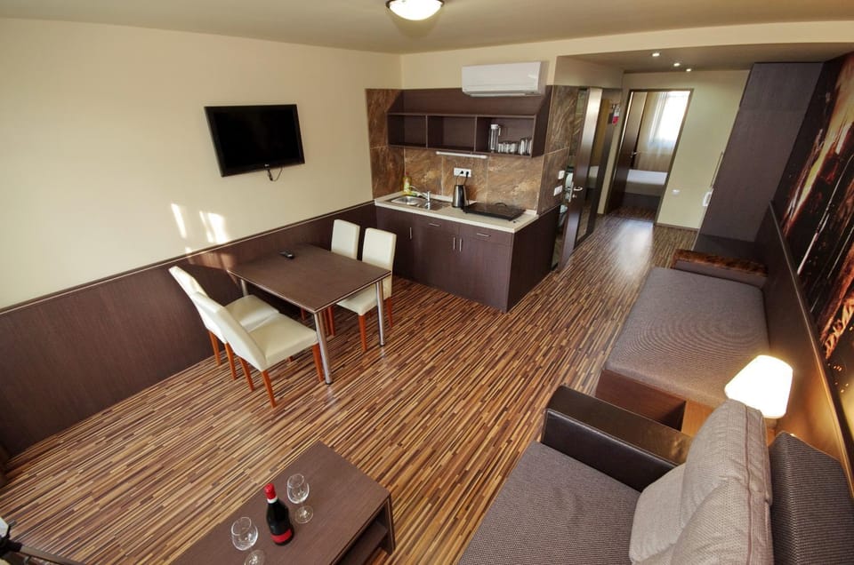 Communal lounge/ TV room, Kitchen or kitchenette, Living room, Dining area