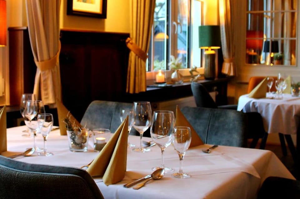 Restaurant/places to eat, Food and drinks, Banquet/Function facilities, Seating area, Food