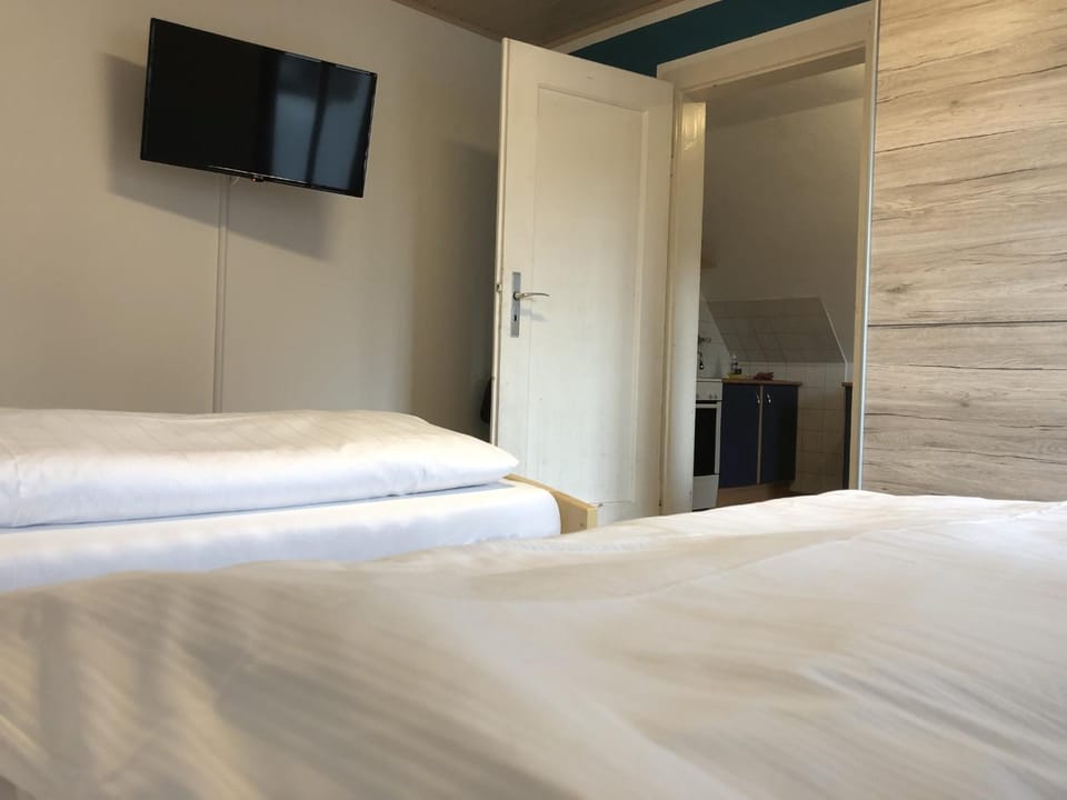 Bed, TV and multimedia, Photo of the whole room, Bedroom